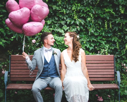 Brautpaarshoot mit vintage Braut und Luftballons am Standesamt Stadtroda