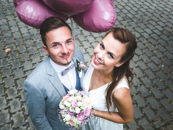 Brautpaarshoot mit vintage Braut und Luftballons am Standesamt Stadtroda