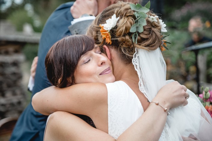 Trauzeugin gratuliert Braut mit Schleier auf Hochzeit bei Jena