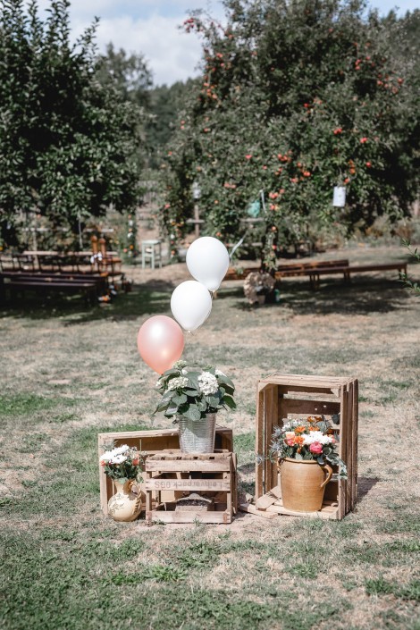 Dekoration Hochzeit freie Trauung mit Obstkisten und Blumenschmuck und Luftballons