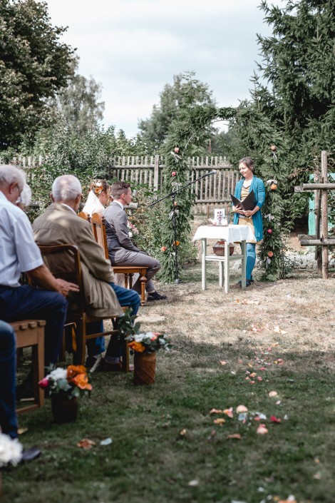 Freie Trauung im Garten mit Hochzeitsgästen bei Jena