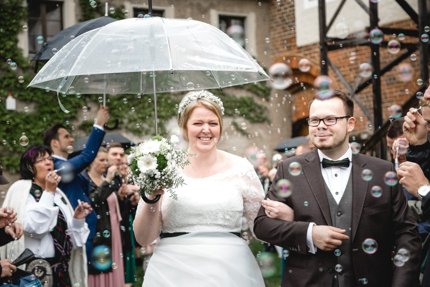 Braut und Bräutigam mit Seifenblasen Hochzeitsloction Klosterpark Altzella